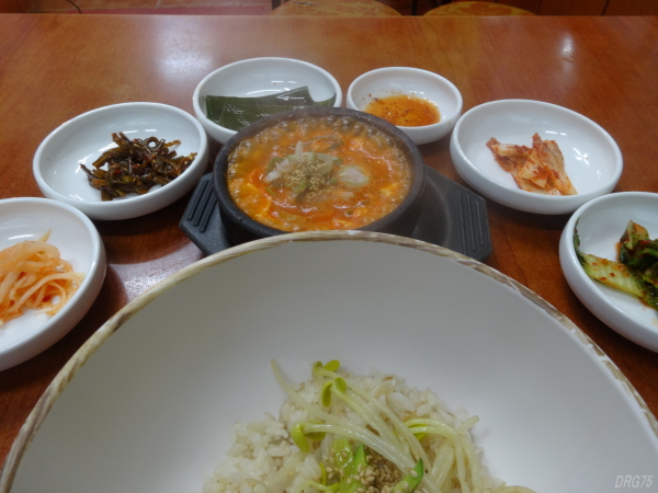 韓国釜山のサムファ食堂のスンドゥブチゲ