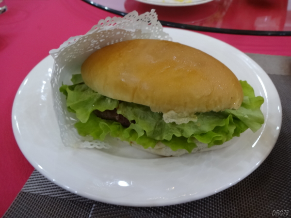 普通江ホテルの北朝鮮ハンバーガー